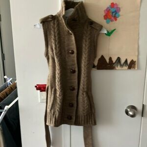 Sweater vest with pockets and belt